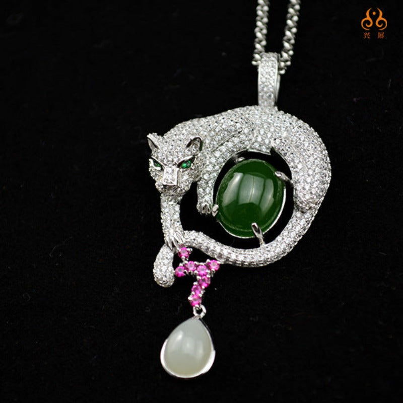 Conjunto de joyas de jade con incrustaciones de plata.