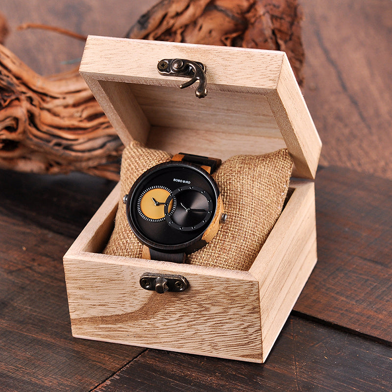 Reloj de madera de doble movimiento.