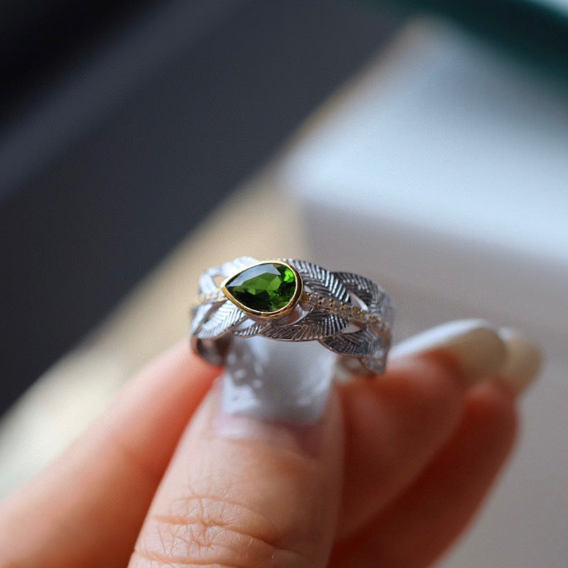 Anillo de plumas de diópsido natural