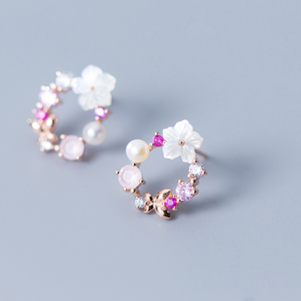 Pendientes de perlas y flores circulares