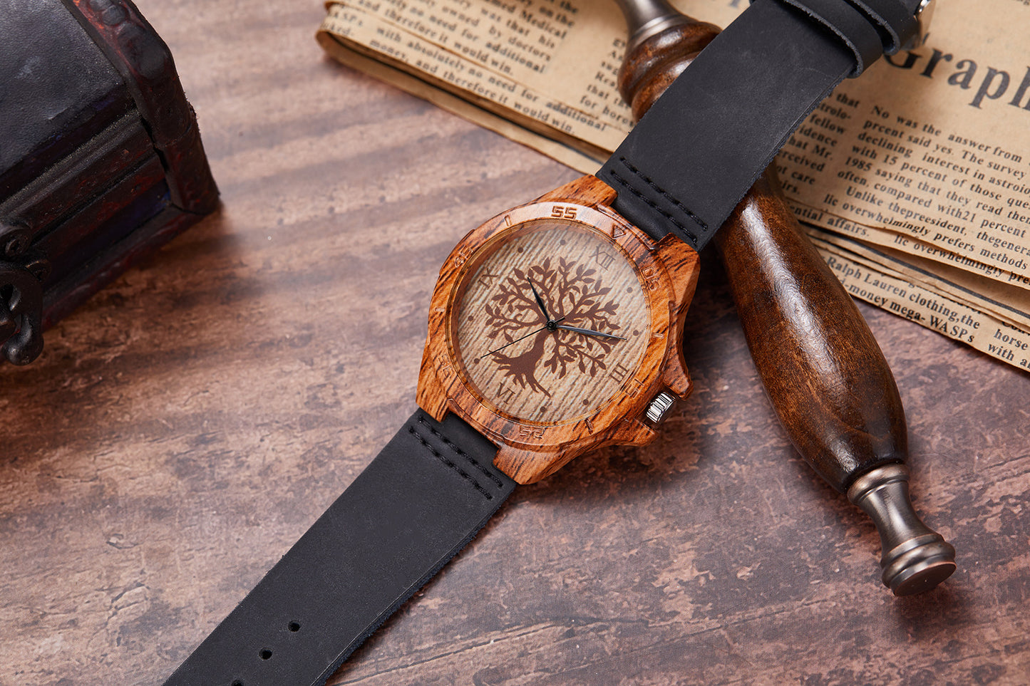 Reloj de madera con correa de cuero