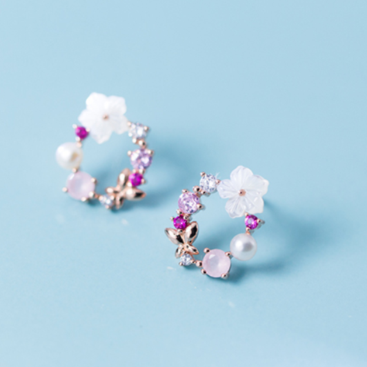 Pendientes de perlas y flores circulares