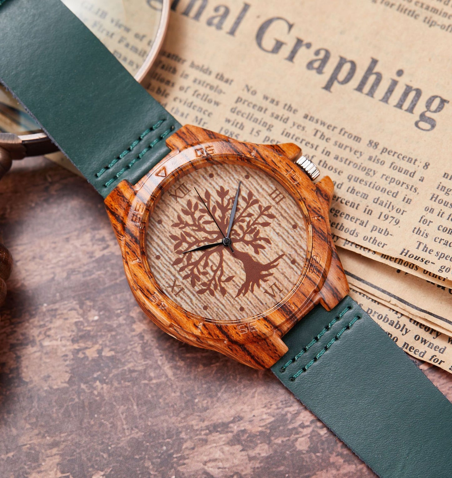 Reloj de madera con correa de cuero