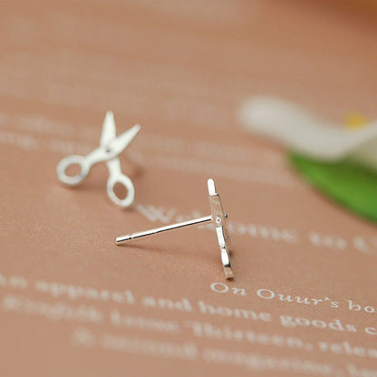 Boucle d'oreille mignonne en petits ciseaux