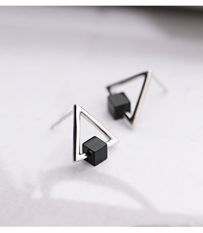 Boucle d'oreille noire triangle géométrique