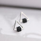 Boucle d'oreille noire triangle géométrique