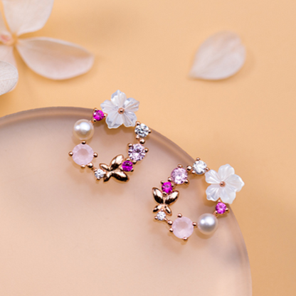 Pendientes de perlas y flores circulares