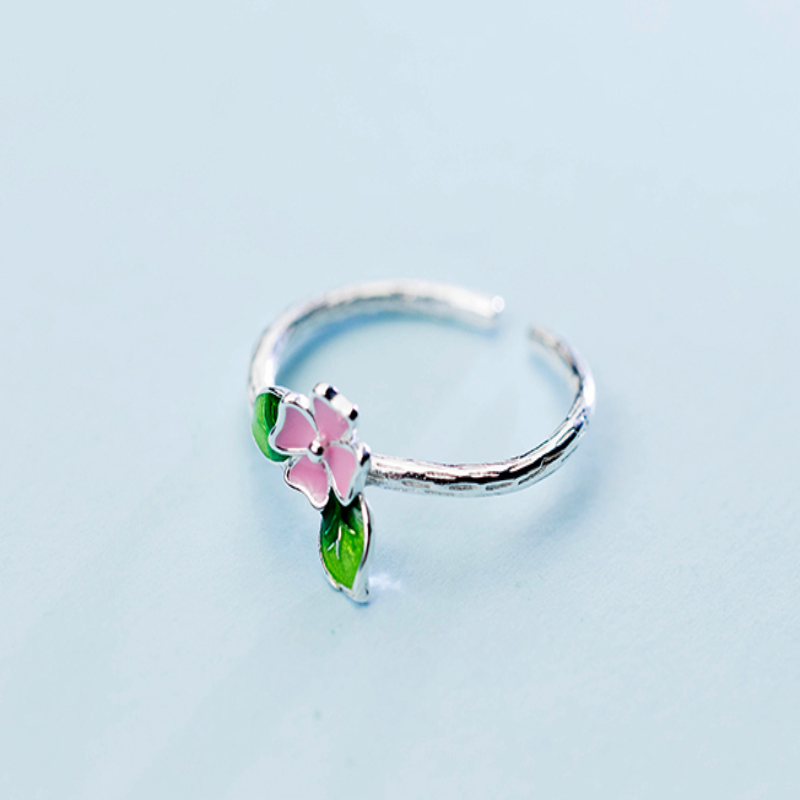 Anillo de plata con flores coreanas