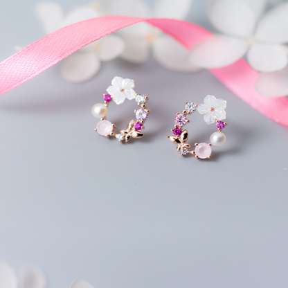 Pendientes de perlas y flores circulares